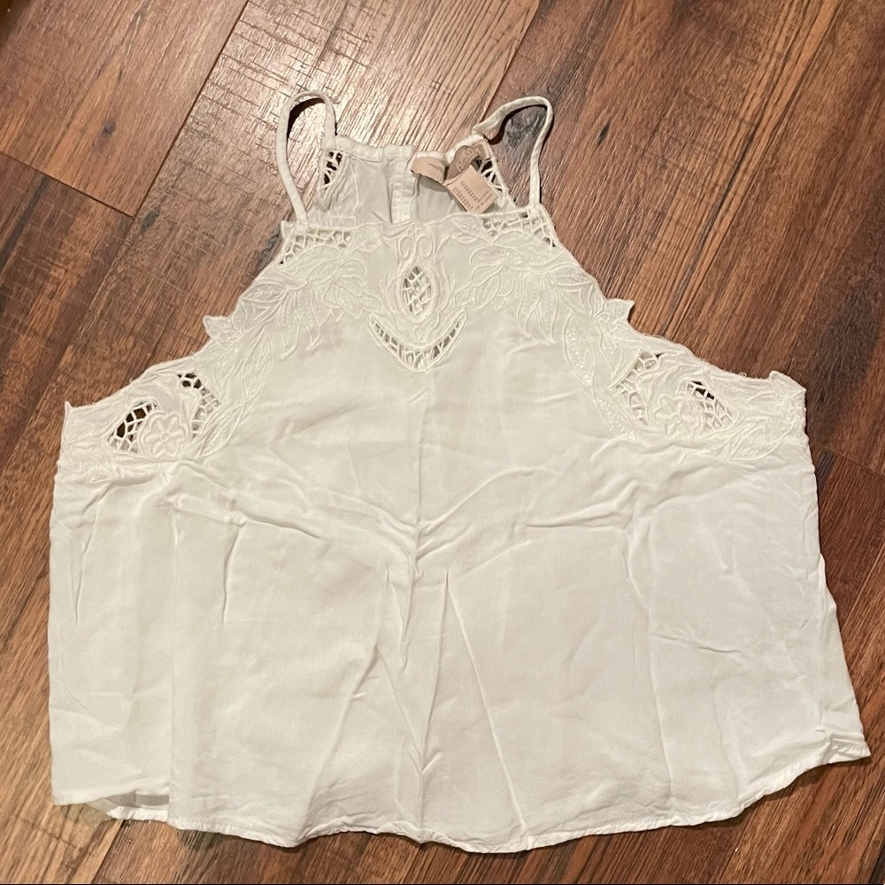 WHITE CROP TOP WITH DETAILED NECKLINE